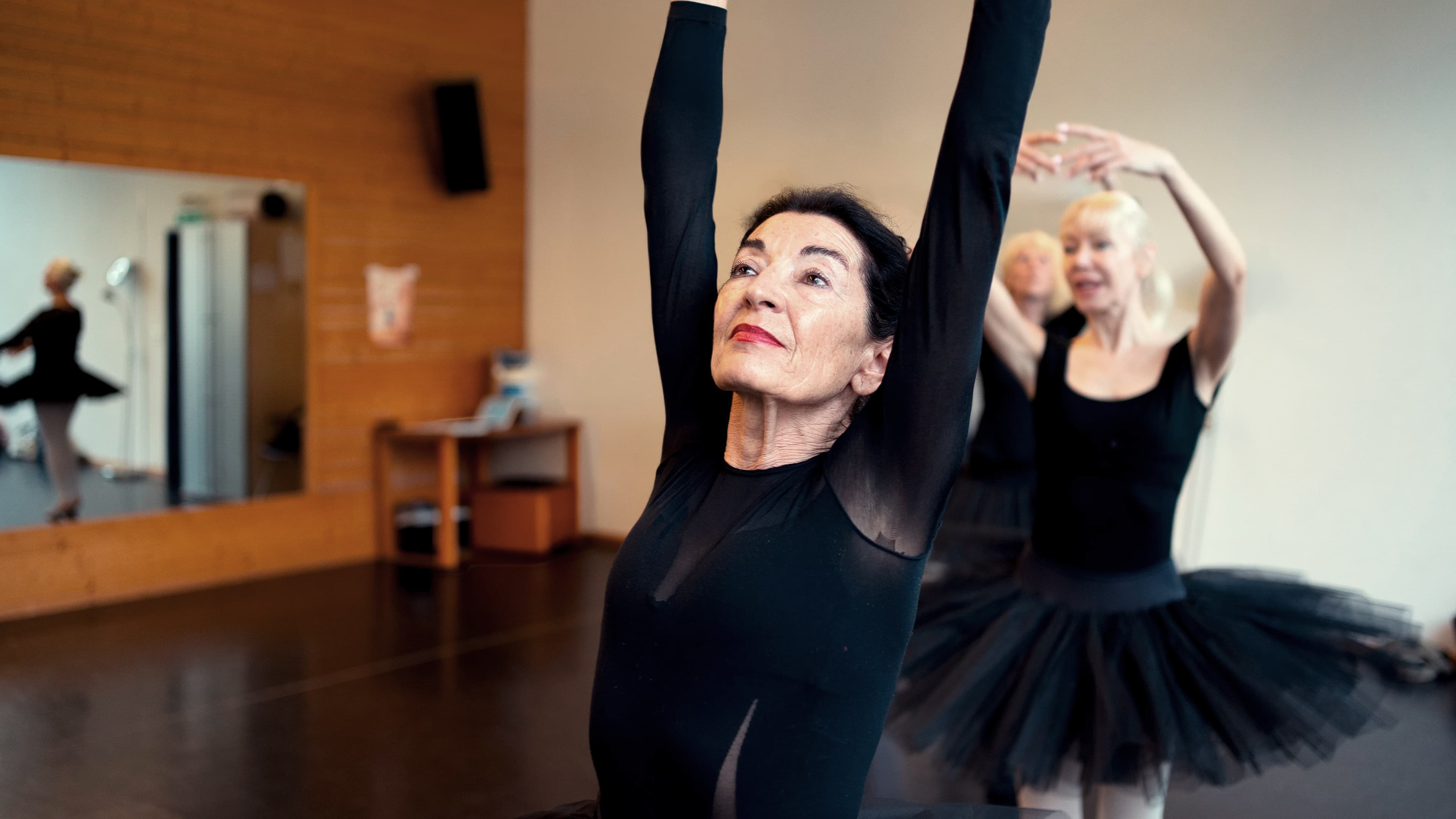 Balletttraining im Studio Zwei Tänzerinnen in schwarzem Tutu tanzen in einem Ballettstudio.