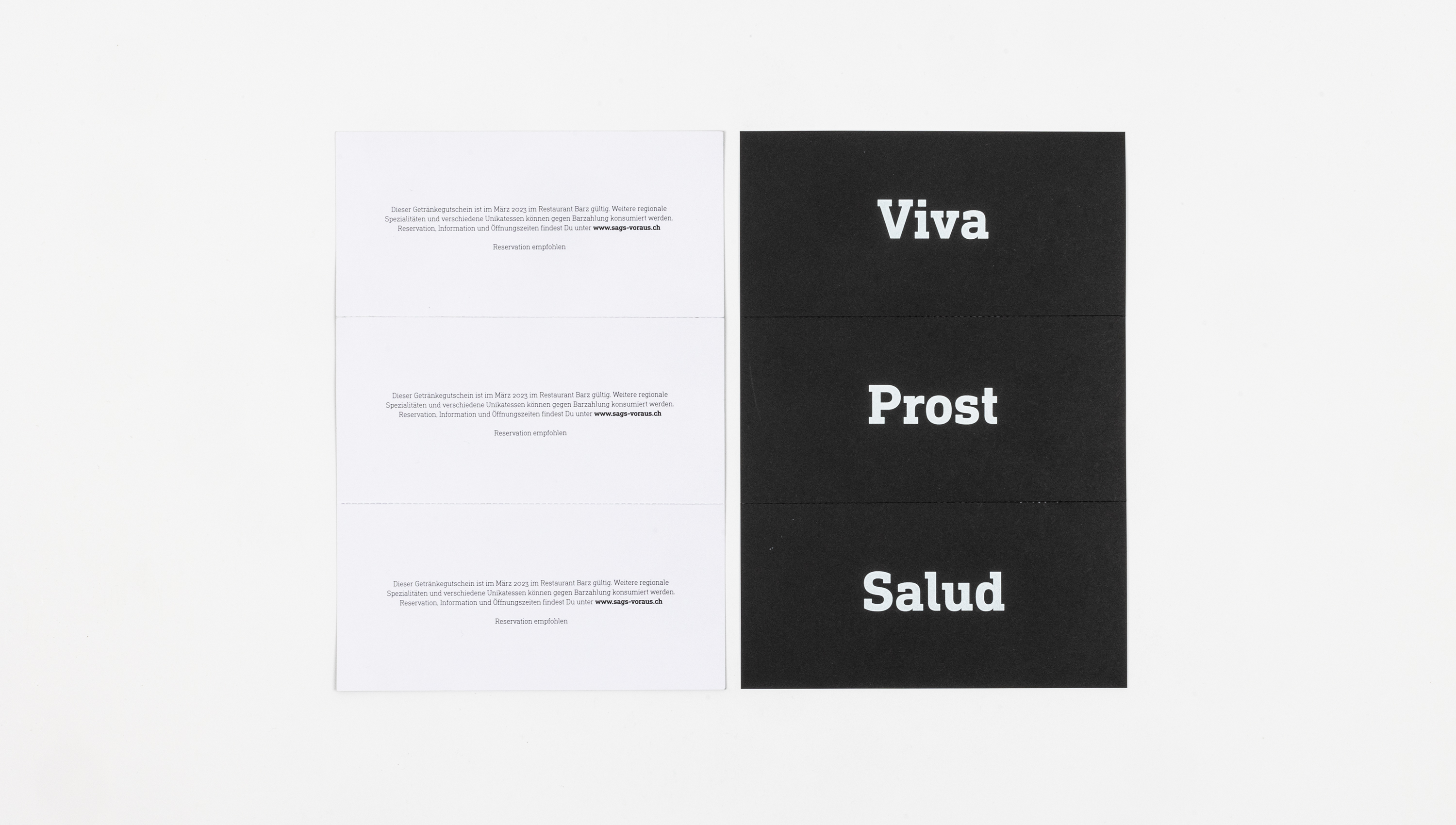 Karten mit Trinksprüchen Zwei Karten mit Texten, eine davon mit den Worten „Viva“, „Prost“ und „Salud“.